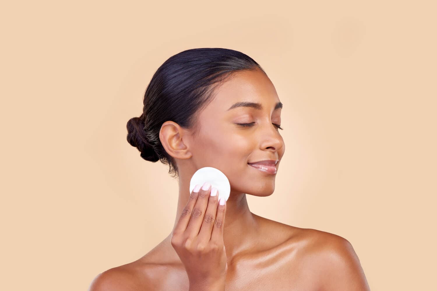 How to Use Micellar Water in Your Skincare Routine How to Use Micellar Water in Your Skincare Routine
