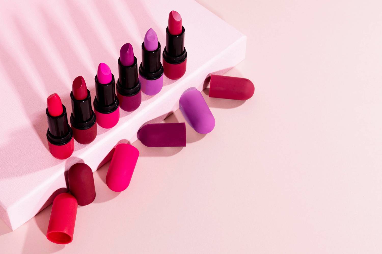 Màu son môi hồng là sự lựa chọn hoàn hảo cho những cô nàng yêu thích phong cách nữ tính và thanh lịch. Hãy xem hình liên quan để tìm kiếm màu son phù hợp với bạn nhất.